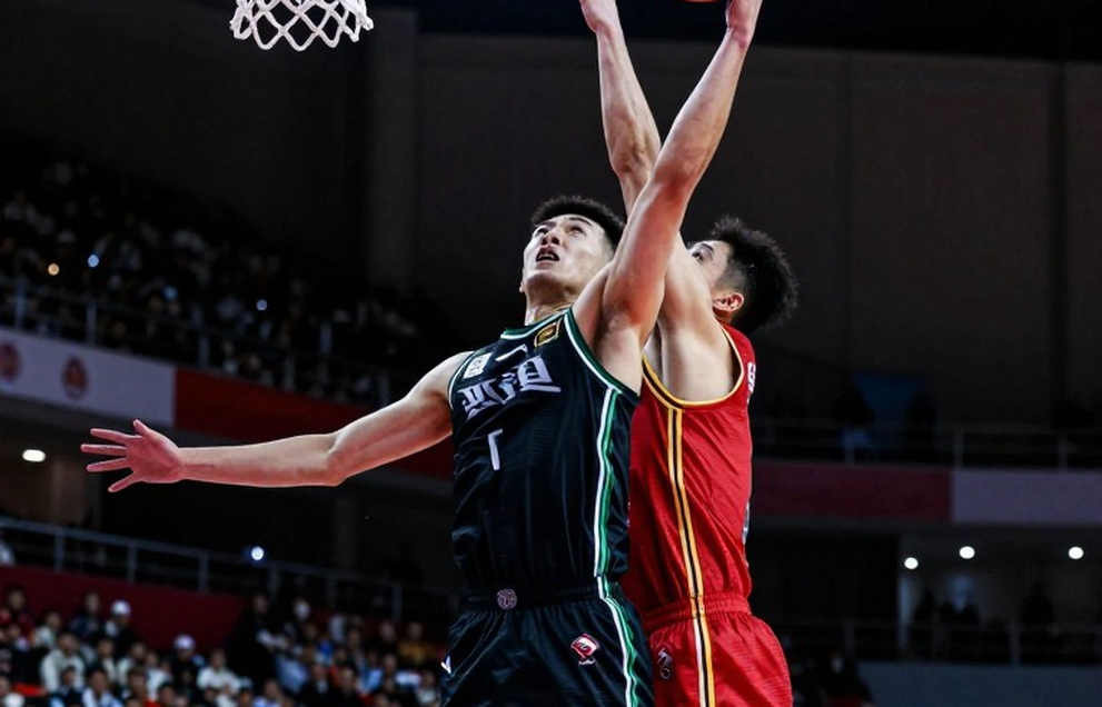 Mike James ra mắt Efes: 14 điểm, chiến thắng giao hữu và những điều phải chờ xem
