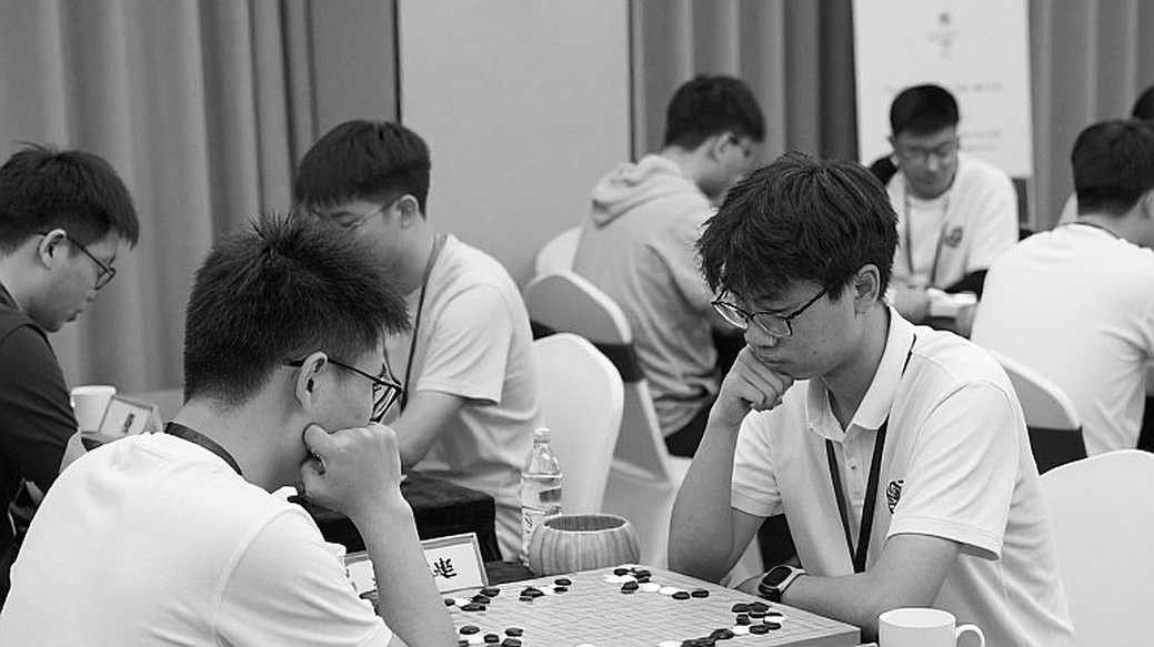 1.d4 d5 và cuộc rút lui khỏi lý thuyết: Khi Trắng để Đen tự vẽ bản đồ