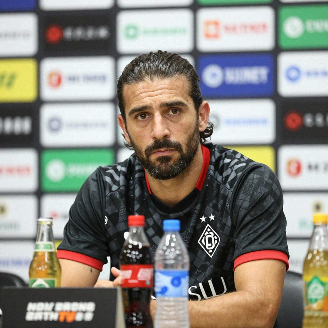 Reading the Board from a Single Photo: When Social Media Writes the Dressing Room Before the Whistle Reading the Board from a Single Photo: When Social Media Writes the Dressing Room Before the Whistle