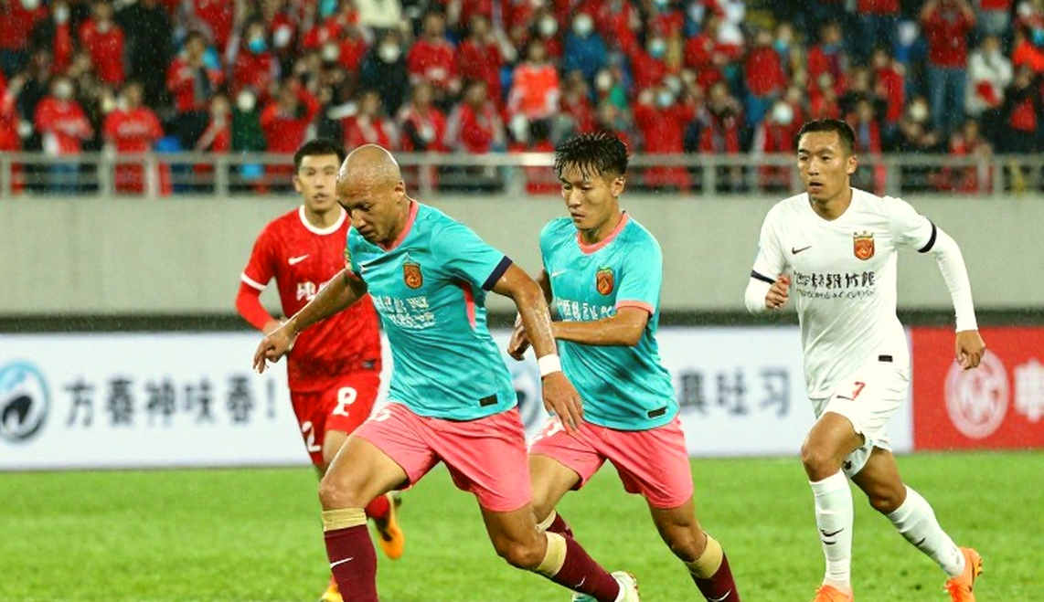 VAR đảo phạt đền: Công An Hà Nội đánh rơi điểm vì quản lý trận đấu, không vì tiếng còi