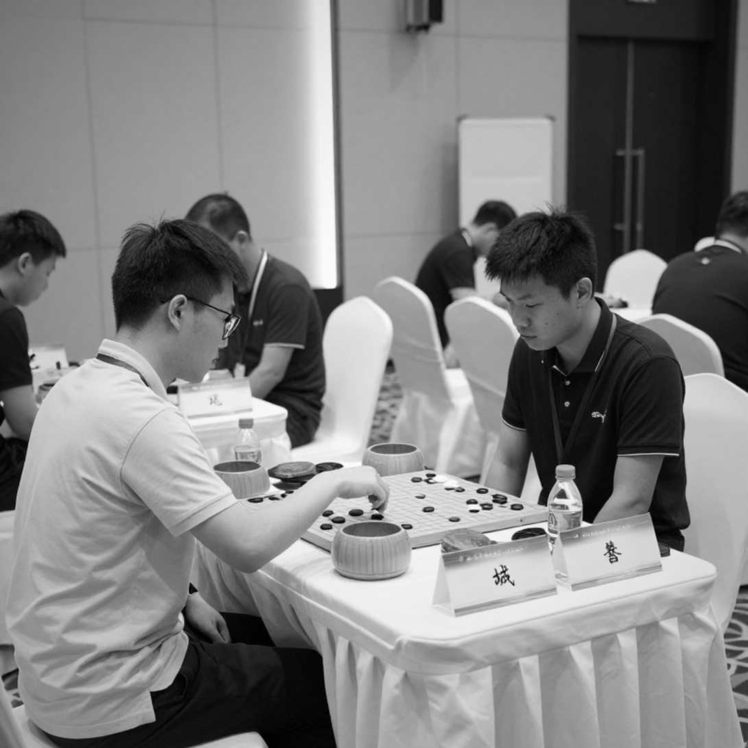 Giữa Kỳ Chuyển Nhượng: Khi Tiếng Ồn Át Tín Hiệu Của Cờ Vua